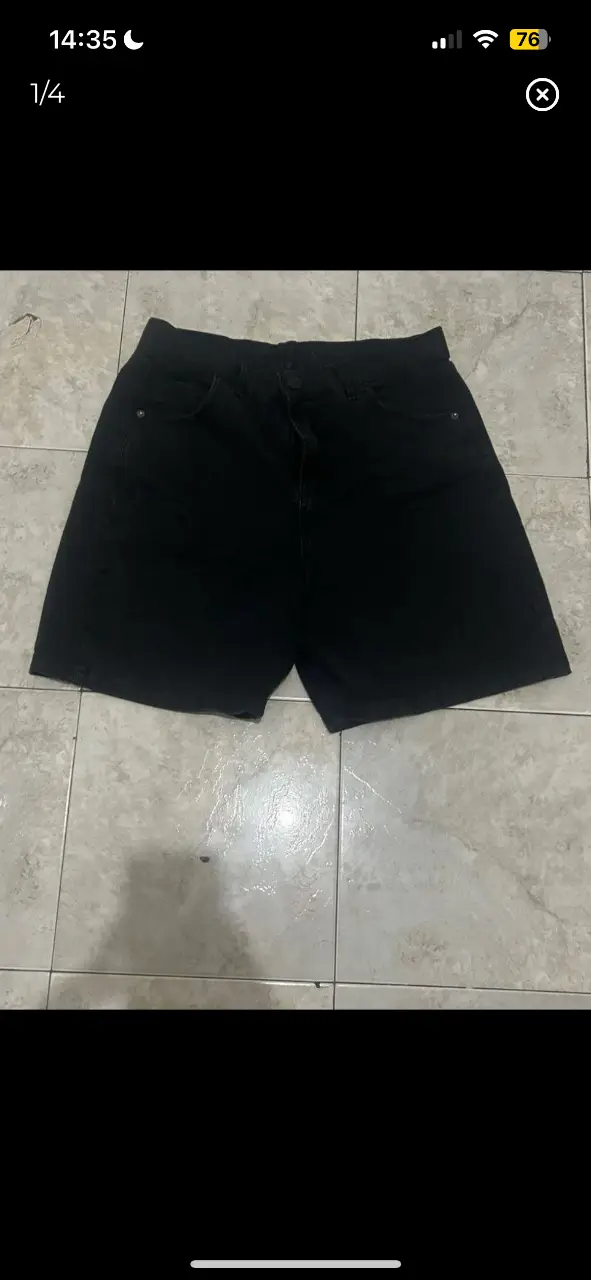 bermuda de jean negro rígido índigo denim unisex, talle 40 (l). perfecto estado, un uso. tiro alto.cintura 41cm, largo 48cm, cadera 53cm, tiro delantero 33cm, tiro trasero 39cm 