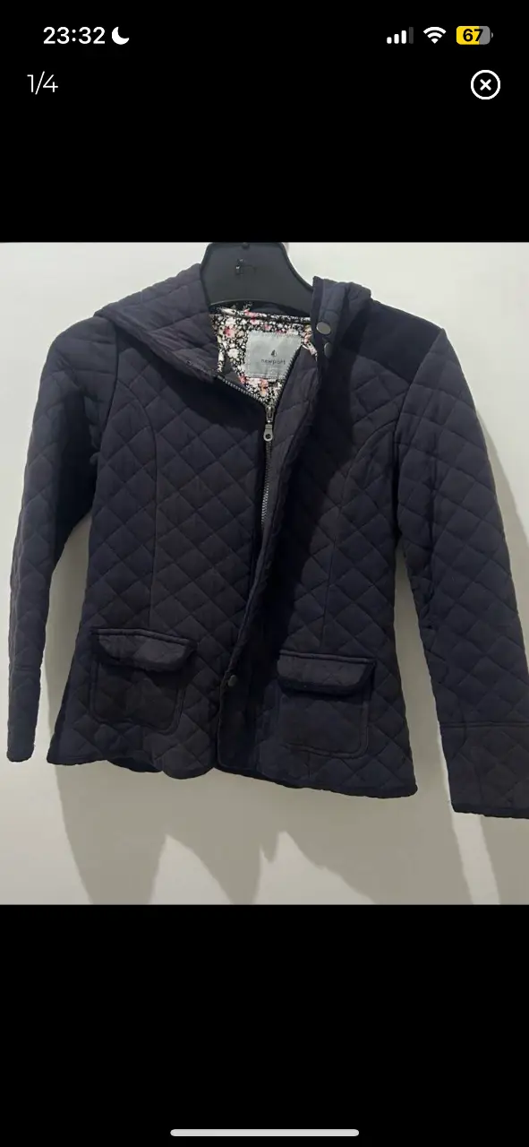 campera newport con capucha. marcada como talle m pero muy entallada, va para talle s. usada en muy buen estado. axila a axila 46cm, largo 59cm, largo mangas 59cm, hombro a hombro 40cm