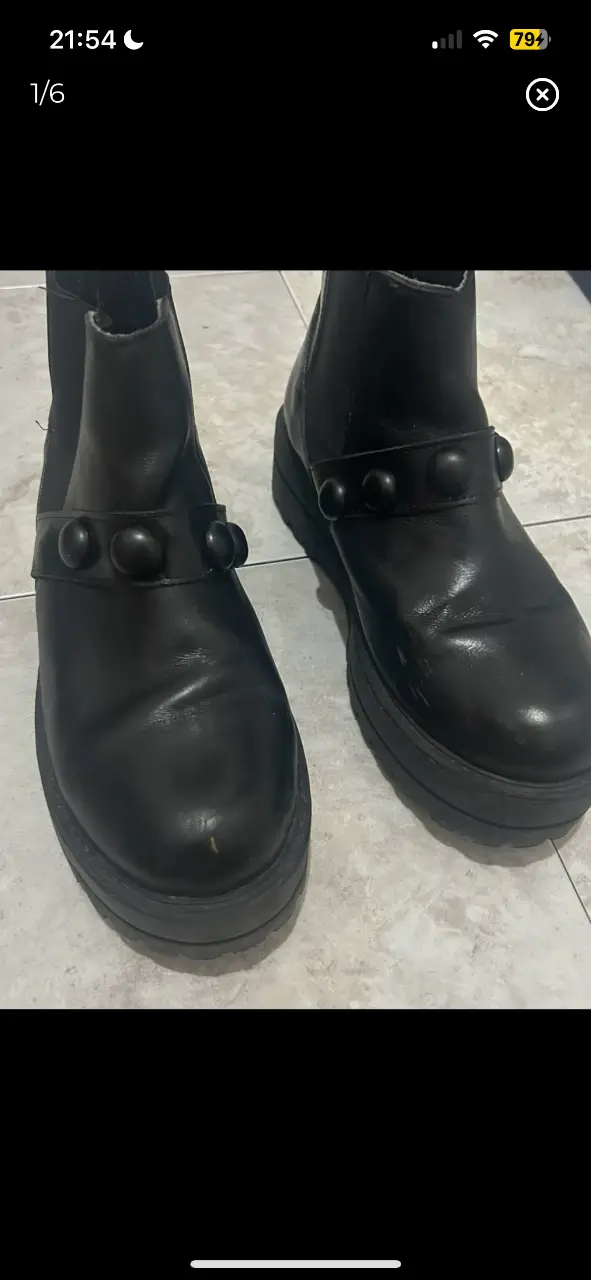 botas negras talle 40. vita bella. usadas en buen estado, los detalles de uso están en fotos, por eso el precio. horma no muy ancha, van para un talle 40 chico o 39,5. plantilla 26cm y taco 4,5cm. 
