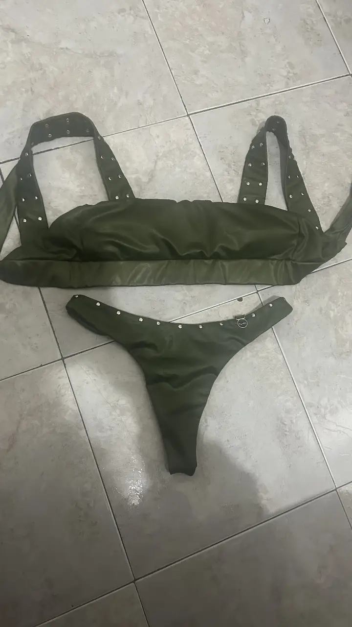 bikini mumbai talle 2. verde militar engomada y con tachas. corpiño un uso y bombacha sin uso por error en el talle corpiño va para talle M o 90, se ata de atrás y puede ajustarse. bombacha colaless, ancho 34cm, va para talle M