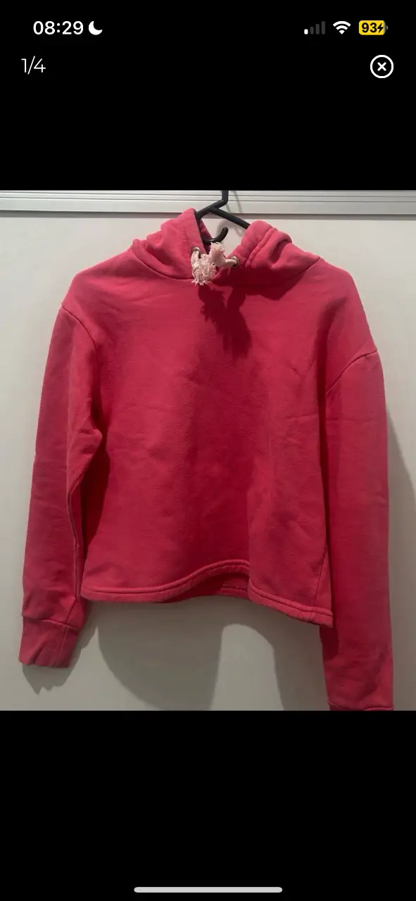 buzo rosa oscuro talle s corto con capucha. usado en buen estado, tiene algunas bolitas propias del uso si se ve de muy cerca, por eso el precio. es frisado por dentro. hombro a hombro 43cm, largo mangas 60cm, largo 50cm, axila a axila 52cm (es ancho y corto) 