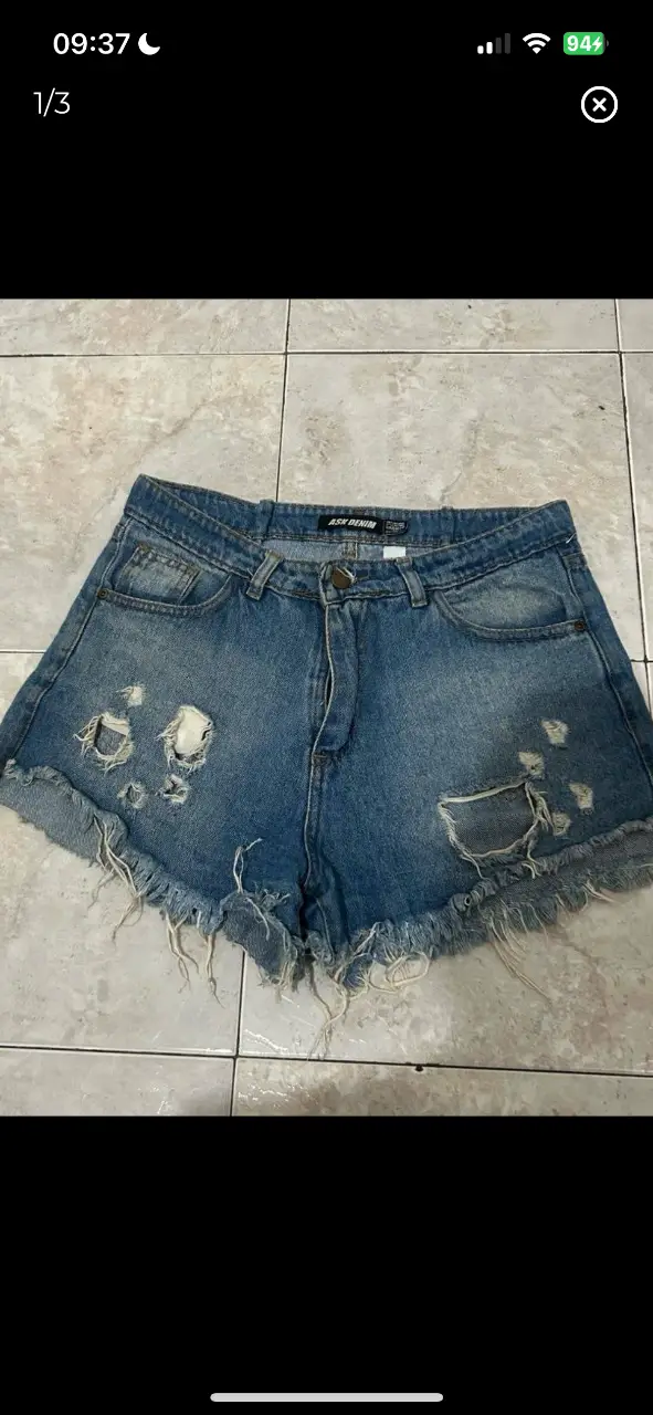 short de jean con roturas ask denim, marcado como talle 40 pero va para 38 ya que se usa suelto y es rígido, no cede nada. usado en muy buen estado. cintura 37cm (tiene pinzas que se podrían descoser), largo 30cm, cadera 52cm, tiro delantero 29cm, tiro trasero 33cm