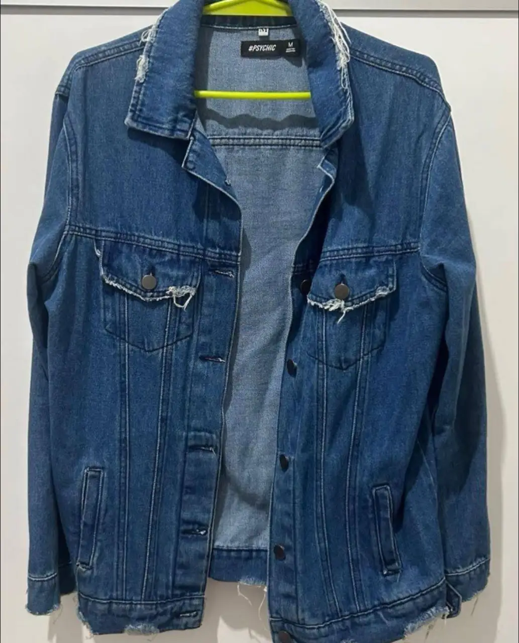 campera de jean psychic talle m. perfecto estado; dos usos.  Medidas: hombro a hombro 44cm, axila a axila 45cm, largo 69cm, largo mandas 57cm, ancho cadera con botón cerrado 45cm