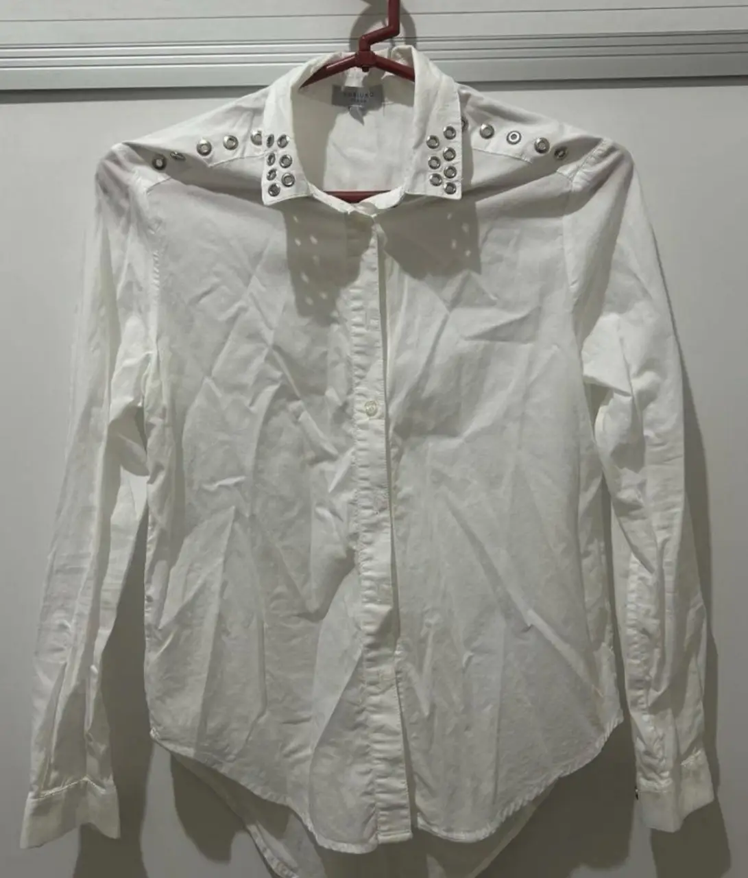 camisa blanca kosiuko. talle m teens, va para xs de adulto o para una adolescente (talle 14 aprox). perfecto estado, un uso, solo está arrugada porque no tengo plancha. hombro a hombro 37cm, largo mangas 55cm, largo 60cm (es más larga de atrás), axila a axila 41cm