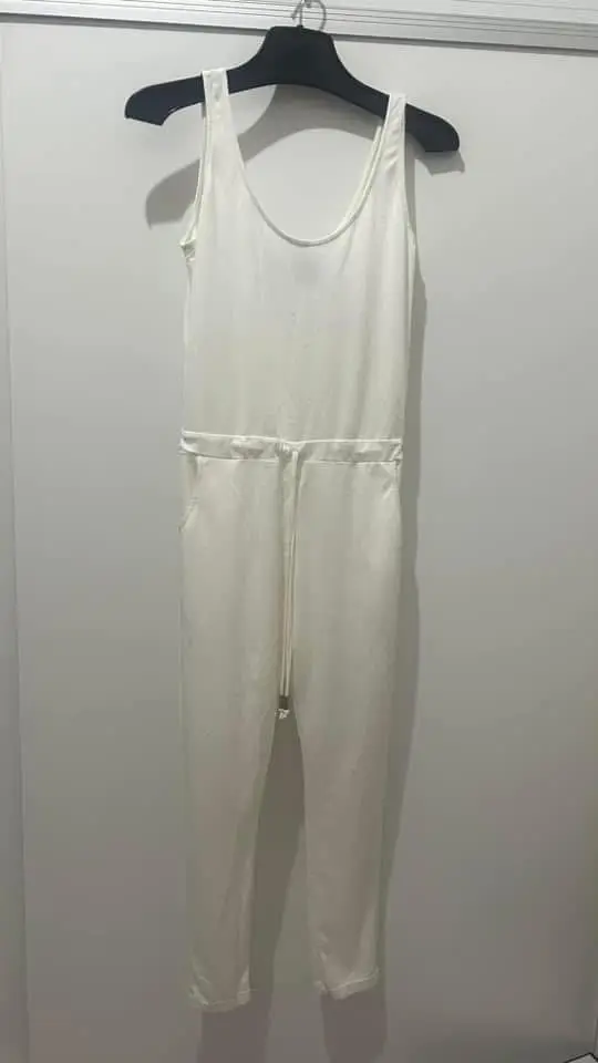 Mono complot talle S color crudo. Perfecto estado, un uso. Medidas: Largo 142cm, cintura (se regula con elástico) 42cm, axila a axila 46cm