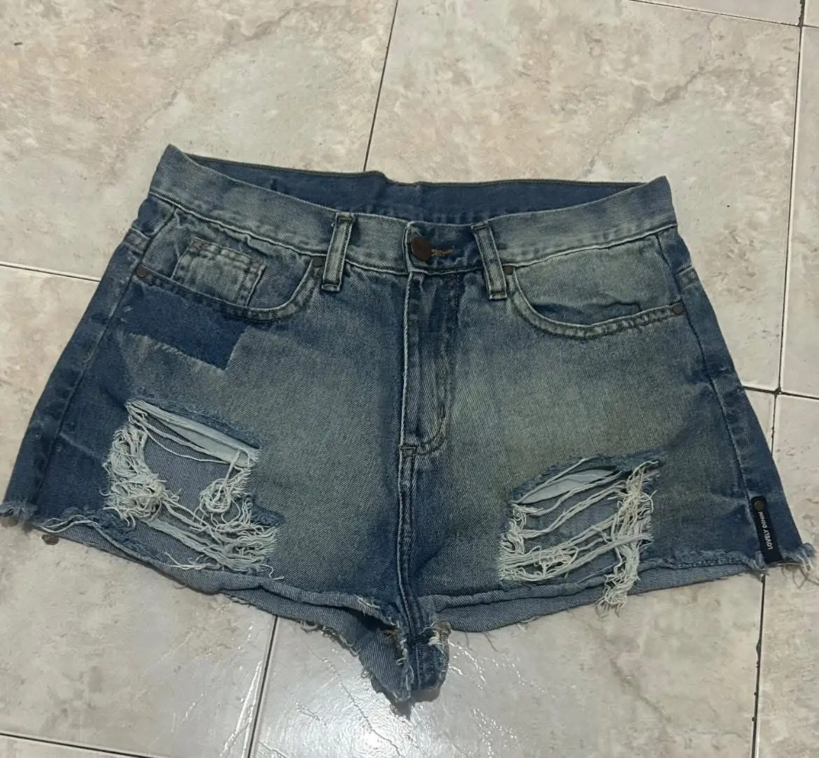 Short lovely denim talle 28 tiro alto. Perfecto estado, poco uso. Es rígido así que para talle 28 queda justo y corto, va mejor para talle 26. cintura 36cm, largo 28cm, tiro delantero 31cm, cadera 51cm, tiro trasero 35cm 