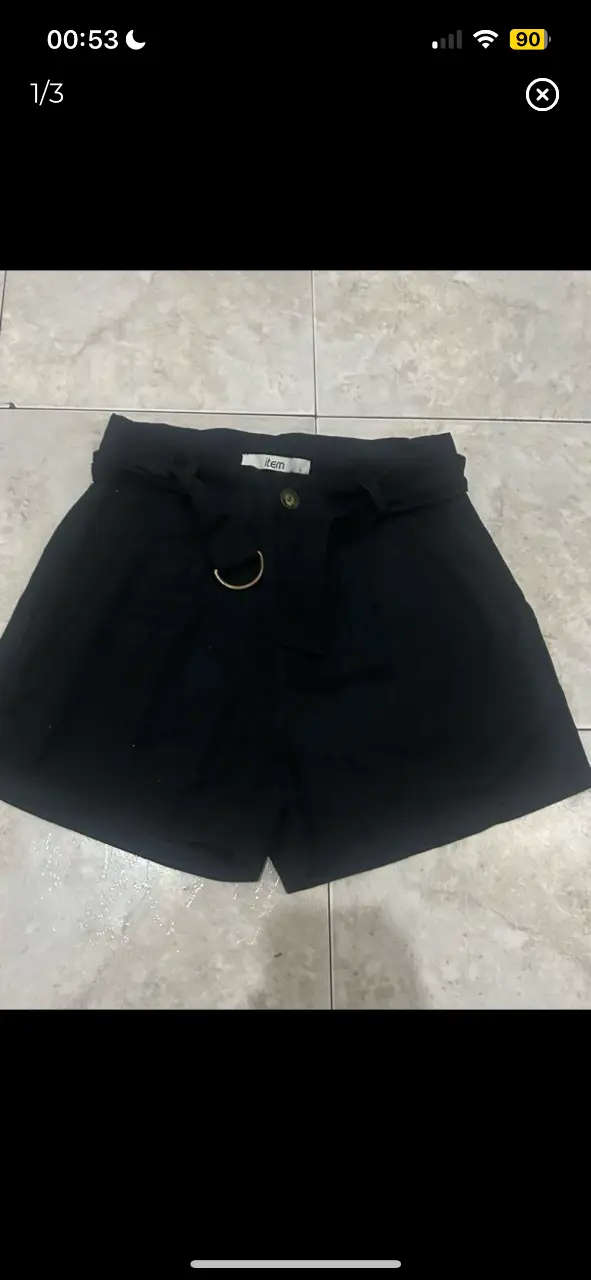 short negro tiro alto, marcado como talle l pero va para s. perfecto estado, sin uso. el cinturón se puede sacar. la tela es rígida. cintura 35cm, largo 34cm, tiro delantero 30cm, tiro trasero 38cm
