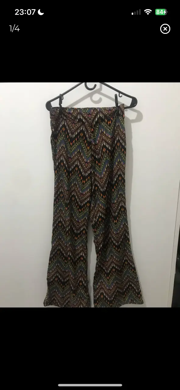 pantalón palazzo talle s de seda materia. perfecto estado, 3 usos como máximo. cierre al costado.  cintura 34cm, largo 105cm, tiro delantero 26cm, tiro trasero 33cm, cadera 46cm. (la tela no cede nada) 