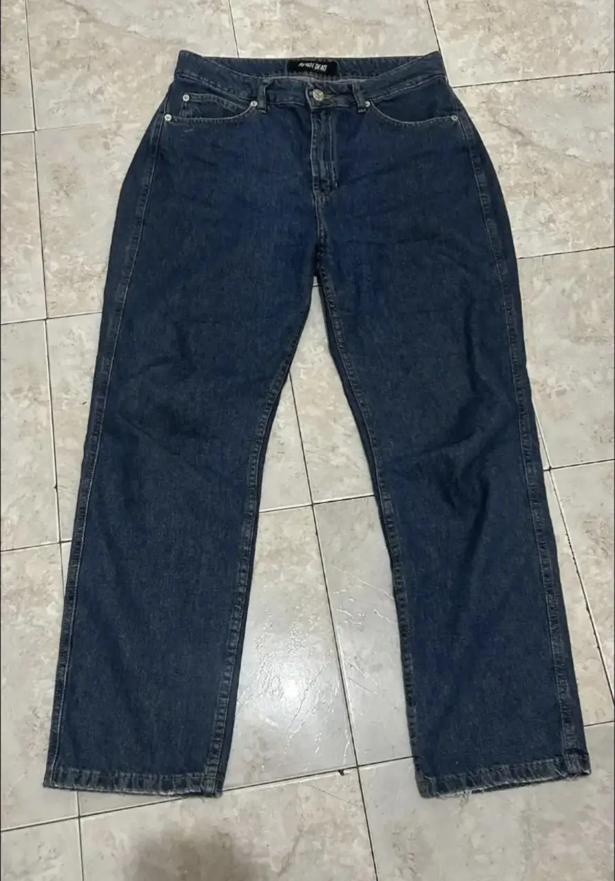 Jean ay not dead talle 30. Tiro alto, rígido y suelto. Perfecto estado, muy poco uso. Medidas: Cintura 40cm, largo 103cm, cadera 50cm, tiro delantero 31cm, tiro trasero 36cm