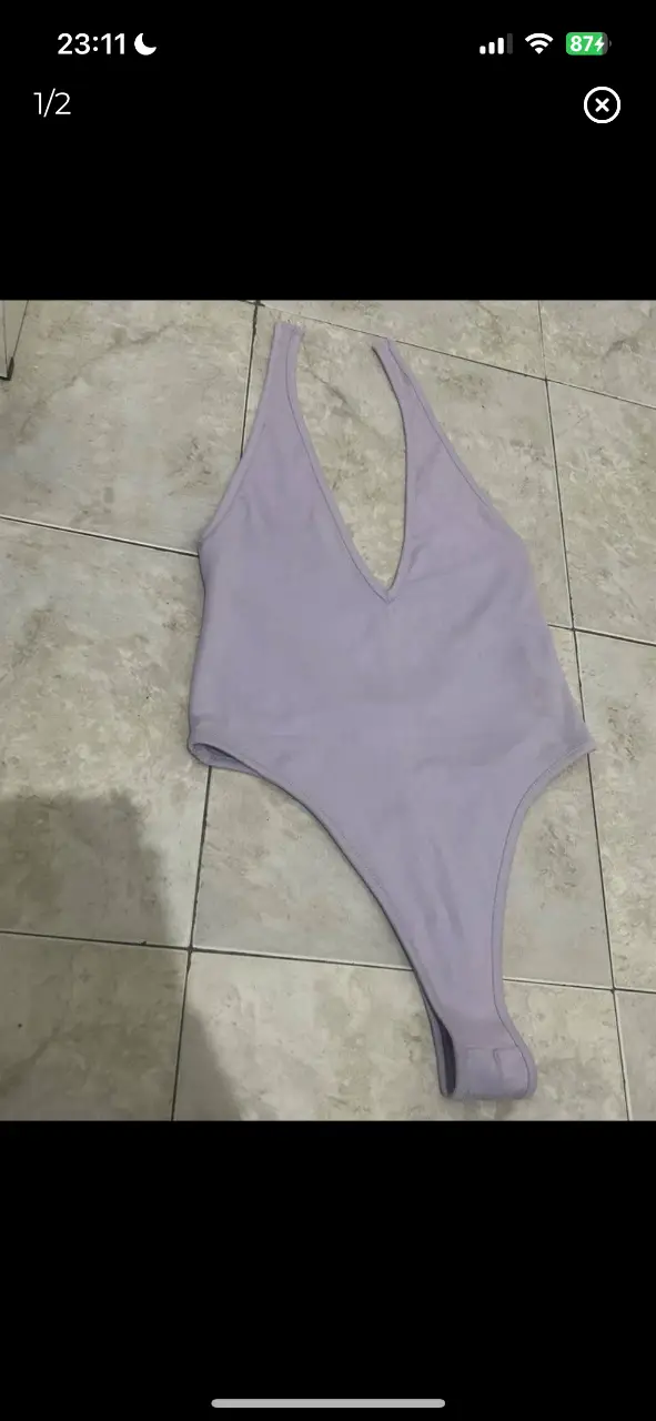 body lila talle s con espalda descubierta y se ata en el cuello. perfecto estado, sin uso.largo total (desde la bombacha hasta el borde de las tiras para atar) 69cm, cintura 32cm. la tela cede, es como una tela suave tipo gamuzada  