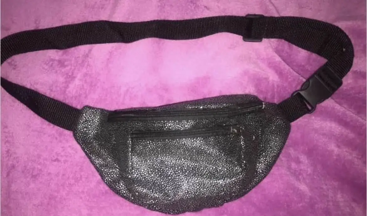 Riñonera de mujer nueva. Tamaño pequeño, entra perfectamente una billetera, un celular, llaves. Ideal para hacer deporte porque no pesa nada. Es de tela. Largo 15cm y ancho 28cm 