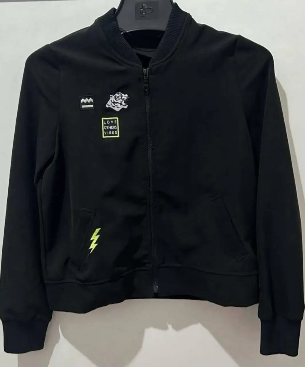 campera bomber americanino talle m chico, puede ir para s. perfecto estado, un uso. tela tipo poliéster no muy abrigada, es para media estación. Medidas: axila a axila 45cm, largo 53cm, largo mangas 62cm, hombro a hombro 39cm.