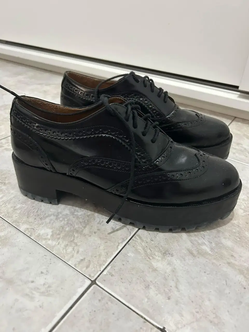 Zapatos negros de cuero justa osadía. Perfecto estado. Talle 39 (marcados como 40 pero son de horma muy angosta).  25,5cm plantilla y 5cm taco