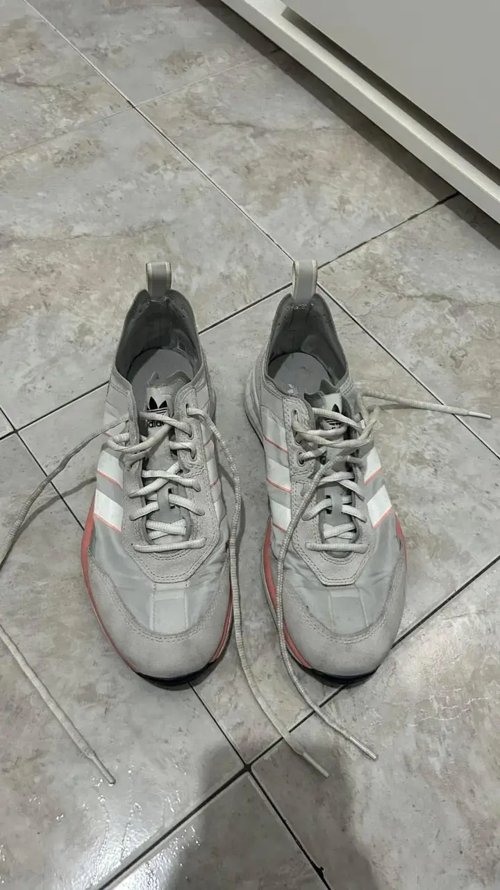 zapatillas adidas talle 39,5. perfecto estado, poco uso, solo tiene algunas marcas en la gamuza. excepto la gamuza todo el resto de la tela de la zapatilla es transparente, como para usarse con medias blancas lisas (si no se nota la estampa a través de la zapatilla). plantilla 26cm 