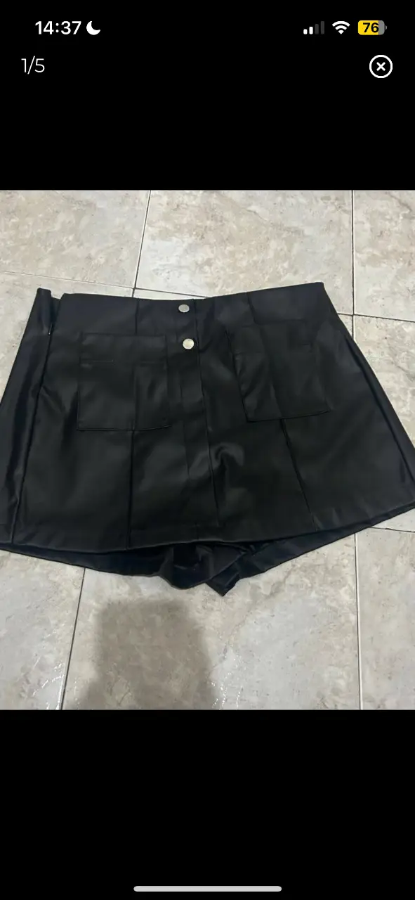 pollera short de cuero sintético tiro medio talle m suelto (podría ir para un l chico). perfecto estado, un uso. la tela cede un poco. cintura 38cm, largo 33cm, cadera 51cm