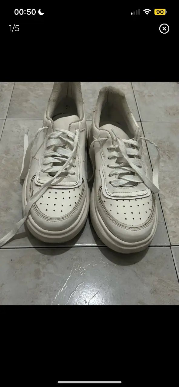 zapatillas blancas de cuero talle 39. perfecto estado, poco uso. solo mínimos detalles en la parte de la tela de adentro pero por fuera ninguno. horma justa para talle 39plantilla 25,5cm, plataforma 4cm