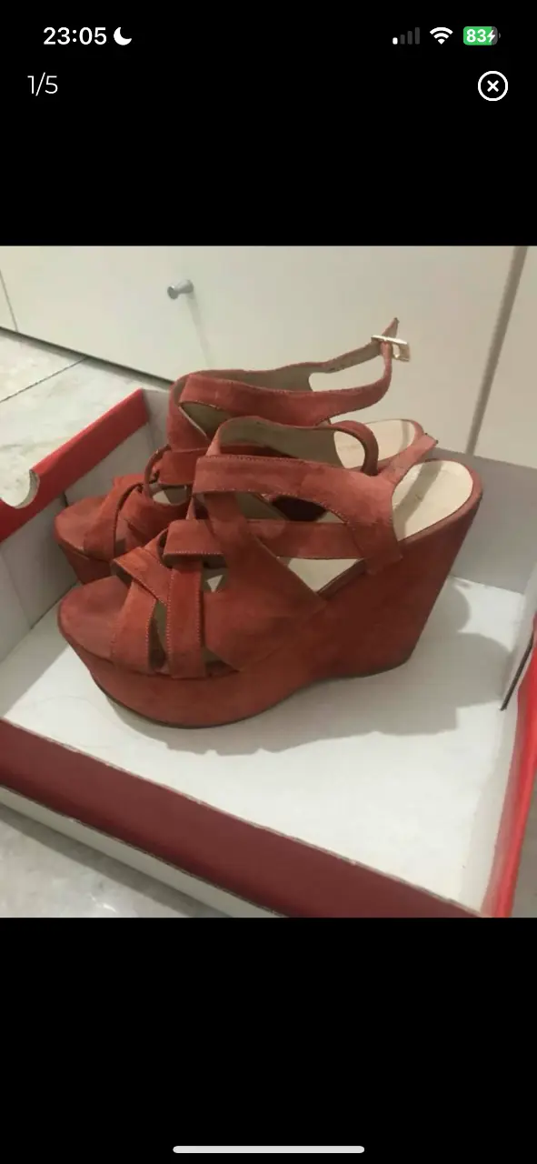 sandalias justa osadía de gamuza súper cómodas. marcadas como talle 40 pero van perfectas para un pie 39. dos usos de un par de horas. 25cm plantilla, 14cm taco y 5cm de plataforma 