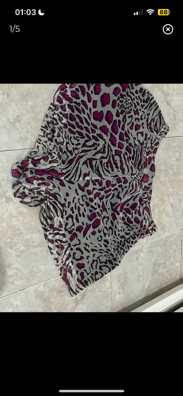 short ay not dead talle 1. de gasa y forrado por dentro. un uso. tiene una pequeña mancha por estar guardado que no sale y puesto no se ve, y unos enganches prácticamente imperceptibles en la tela, por eso el precio. cintura 34cm, largo 32cm cadera 53cm, tiro delantero 31cm y tiro trasero 33cm 