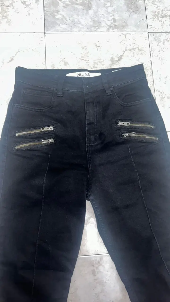 Jean negro tiro alto complot talle 28. Perfecto estado, 3 usos. Con cierres de adorno y detalle de costuras en la parte delantera. No es un talle muy grande y cede poco. medidas -> Cintura 36cm, cadera 49cm, largo 98cm, tiro delantero 31cm, tiro trasero 36cm 
