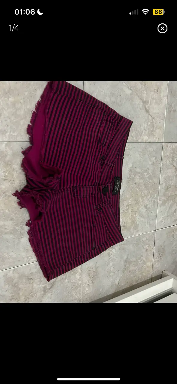 short kosiuko talle s usado en perfecto estado tiro medio/bajo. la tela cede muy poco. largo 26cm, tiro delantero 22cm, tiro trasero 28cm, cintura 38cm (tiene pinzas hechas por modista que se pueden descoser), cadera 49cm