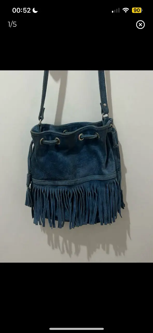 cartera hush puppies azul claro de gamuza (cuero vacuno). usada en buen estado, tiene algunas marcas en la gamuza propias del uso, por eso el precio. no tiene cierre, se cierra ajustando las correas. alto 29cm, alto 28cm, profundidad 9cm
