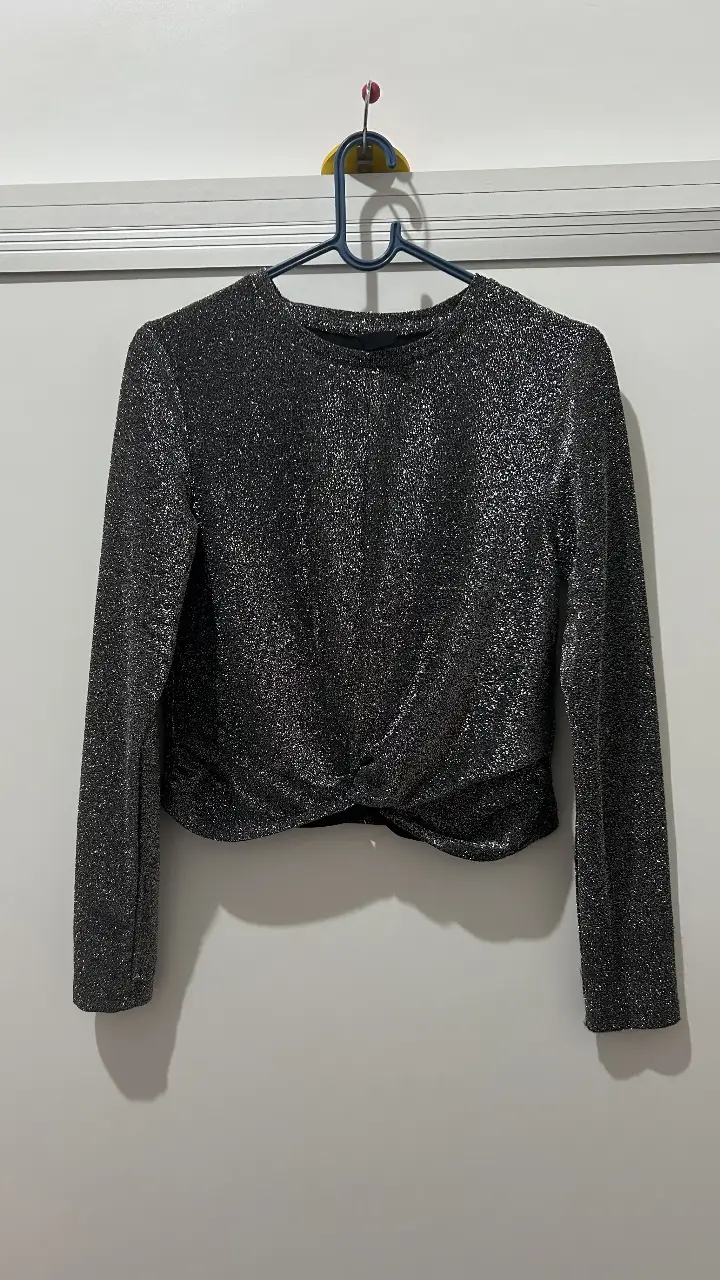 remera manga larga de lurex talle S holgado (puede ir para m ajustado), detalle de nudo en la cintura. perfecto estado, un uso. largo 48cm, largo mangas 60cm, axila a axila 40cm