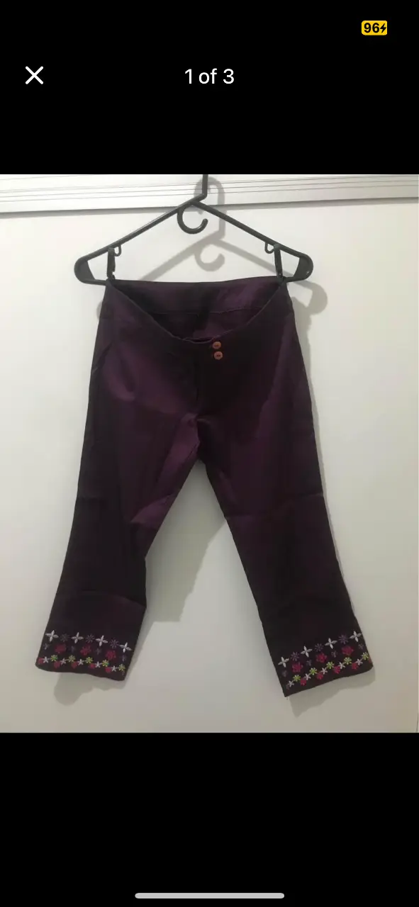  Pantalón violeta talle S, súper elastizado. tela tipo shantung, no transparenta nada. Tiro medio/bajo. Perfecto estado, 2 o 3 usos. 35cm cintura, 48 cadera, 75 largo, 19cm tiro delantero, 27cm tiro trasero 