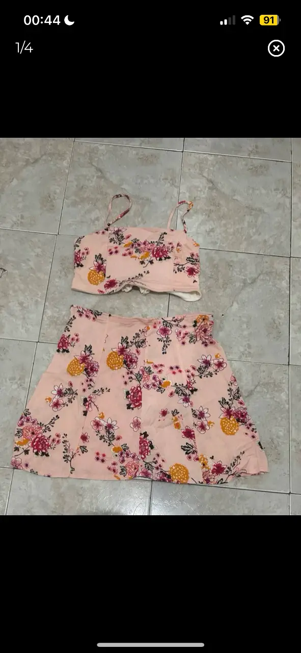 conjunto de pollera y top playero talle s. perfecto estado; sin uso. ancho top 34cm, se estira con el elástico, va para talle 85 de corpiño (s) o 90 muy justo. cintura pollera 37cm, largo 42cm (tiene agregado de cierre por una modista pero la tela no cede nada)  