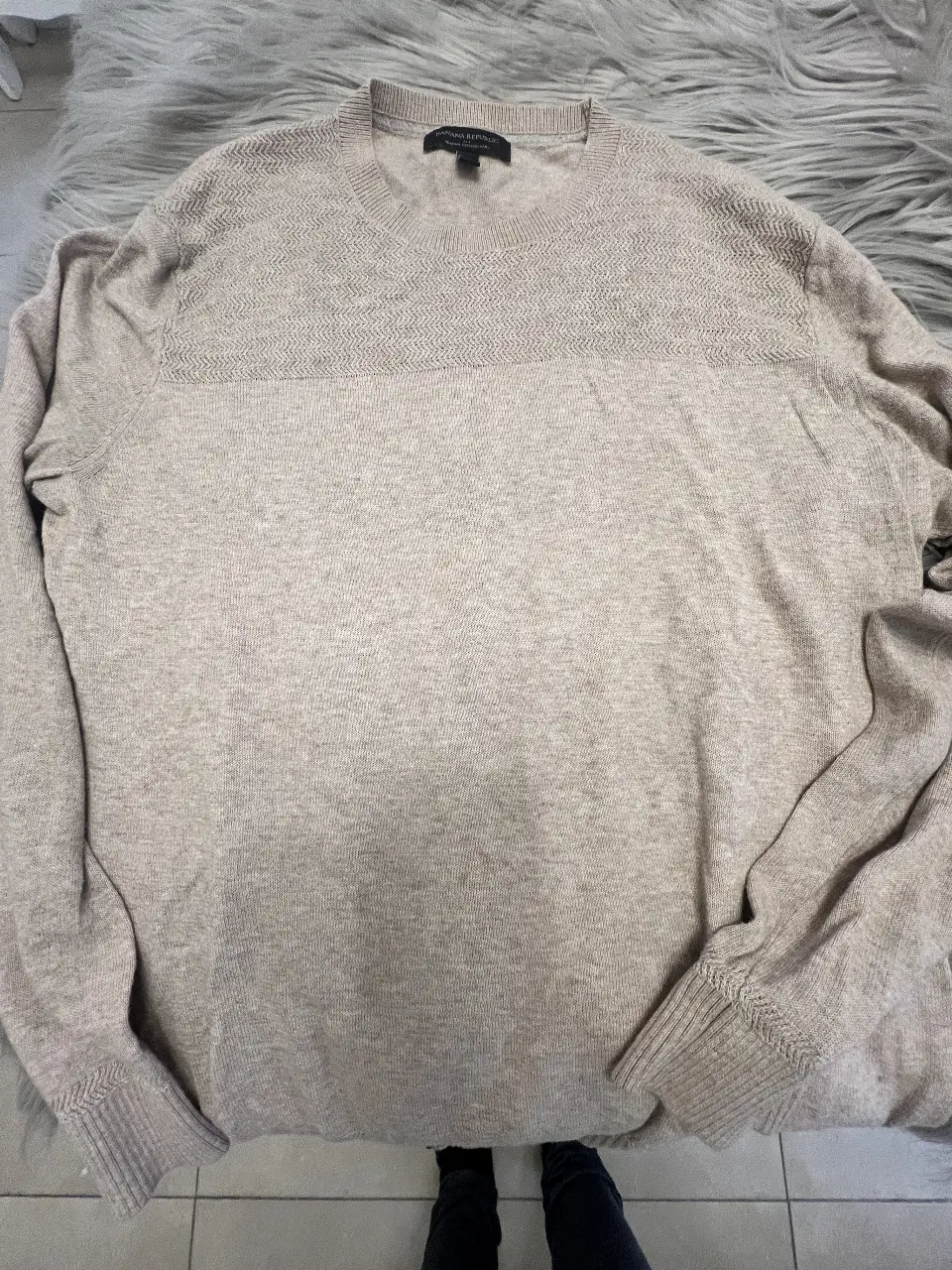 Sweater de hombre Banana Republic, color crudo, con detalle en el pecho. Talle L.