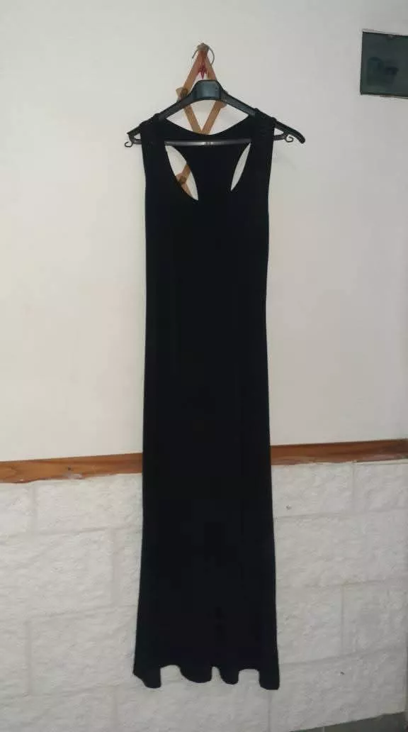 Vestido largo negro, estilo musculosa, con detalles de tachas doradas en la espalda. Ideal para un look canchero y moderno.