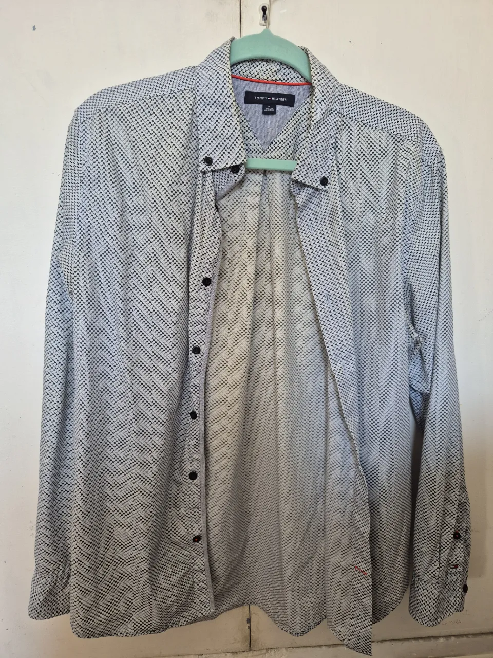 Camisa Tommy Hilfiger para hombre, manga larga, con estampado de pequeños puntos en blanco y azul. Ideal para un look casual o semi-formal. talle M, buen estado.