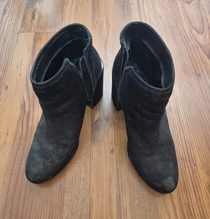 Botas de vestir negras de gamuza con taco cuadrado y cierre lateral. Talle 38, ideales para un look casual o de fiesta. Marca aple, buen estado.