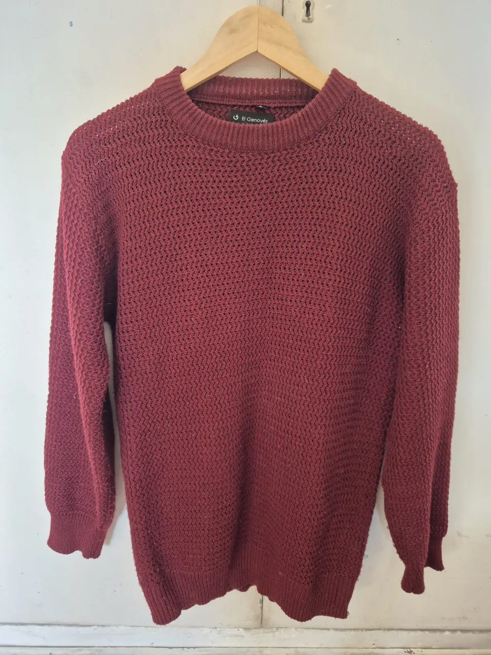 Sweater de hombre color bordó, tejido con diseño en relieve marca El Genoves. Cuello redondo y puños tejidos. Ideal para un look casual y abrigado. Muy poco uso, talle 2 o M.