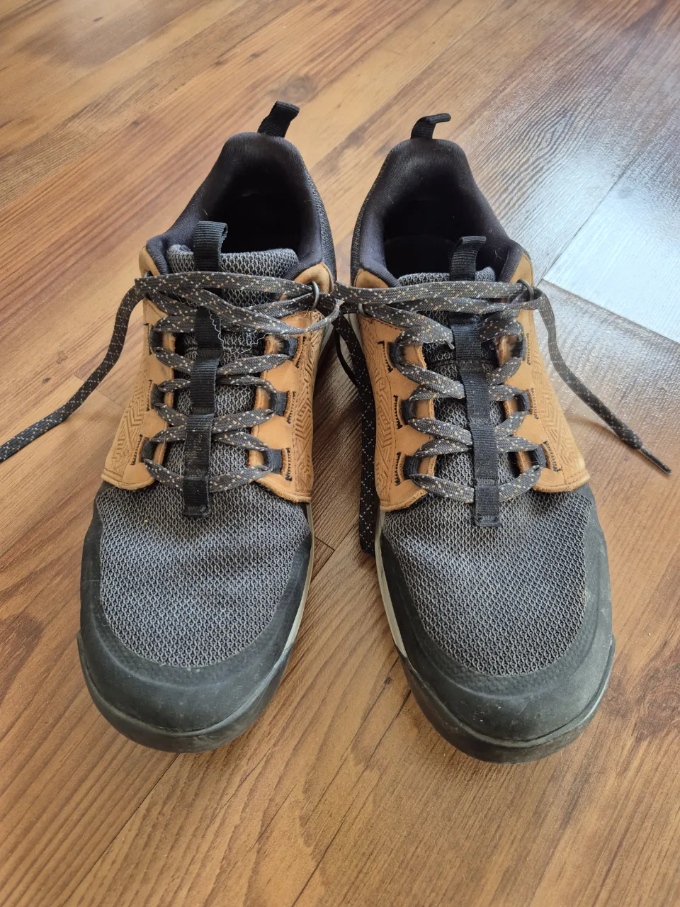 Zapatillas de hombre Quechua, color gris oscuro y marron, ideales para trakking y actividades al aire libre. Con cordones y suela resistente. talle 43 poco uso y muy buen estado.