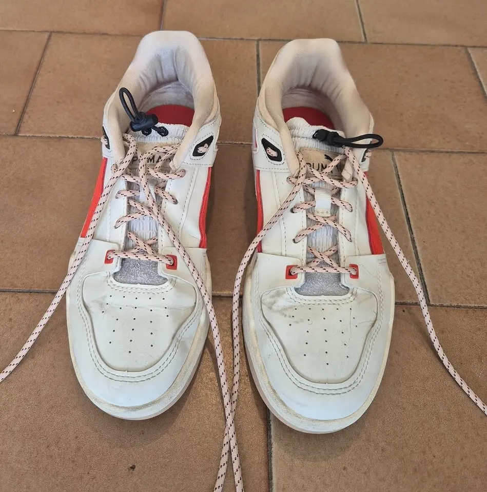 Zapatillas Puma Retro Grade Mujer blancas con detalles en rojo, ideales para un look casual y urbano. Confort y estilo en cada paso. muy poco uso muy buen estado. talle 37 o 7.5 (platilla de 25cm)