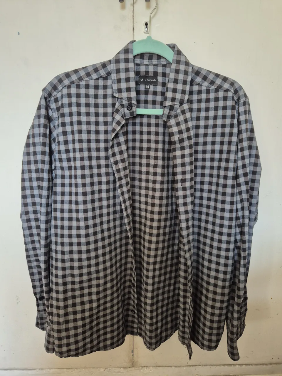 Camisa a cuadros en tonos grises y negros, ideal para un look casual y moderno. Confeccionada en un tejido suave y cómodo, perfecta para usar en cualquier ocasión. talle M.