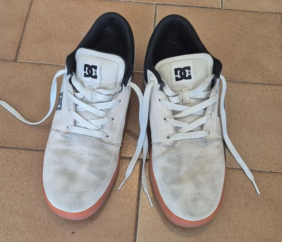 Zapatillas DC Crisis 2 DN para hombre, de gamuza color beige con suela marrón. poco uso muy buen estado. Ideales para un look skater o casual. Son talle 10 o 43 (plantilla de 28cm)