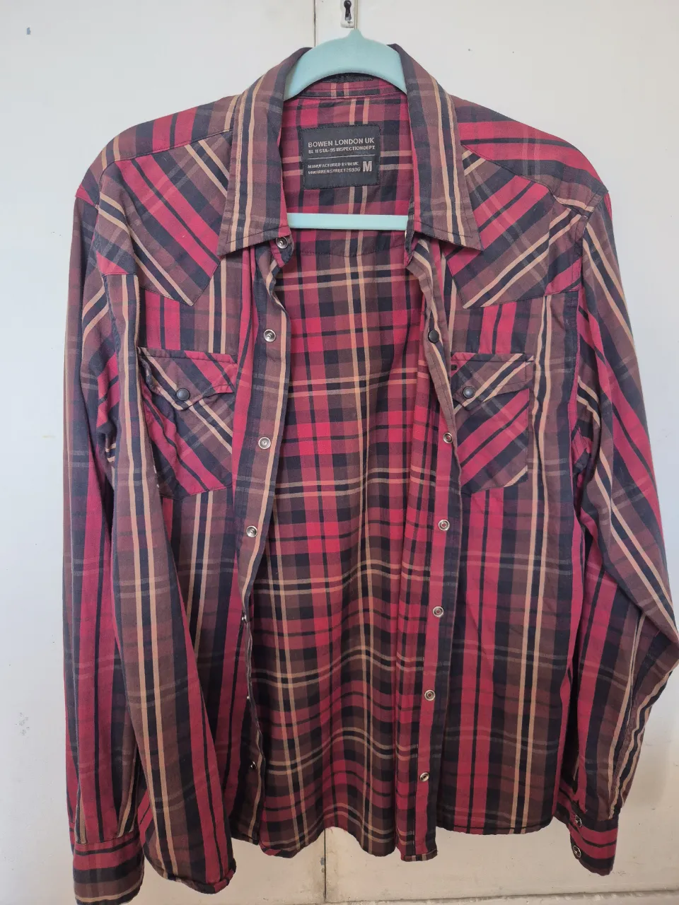 Camisa a cuadros Bowen London UK, manga larga, con dos bolsillos delanteros. Ideal para un look casual y canchero. talle M buen estado