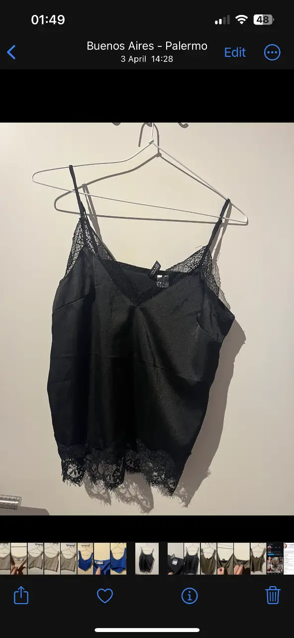 Top negro de satén con detalles de encaje en el escote y el bajo. Ideal para una salida o fiesta. H&M