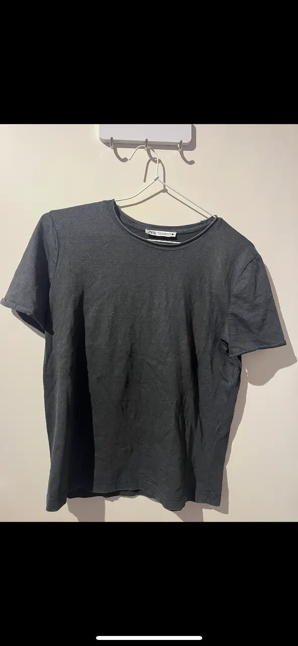 Remera de manga corta gris oscuro de la marca Zara. Talle XS. Ideal para un look casual y cómodo.