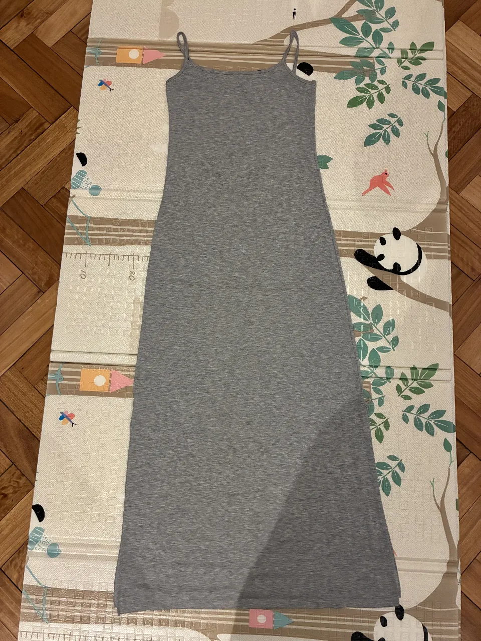 Vestido largo de mujer, color gris, con tirantes finos. Ideal para un look casual y fresco.
Material quedó puesto algodón pero sinceramente no se y no tiene etiqueta