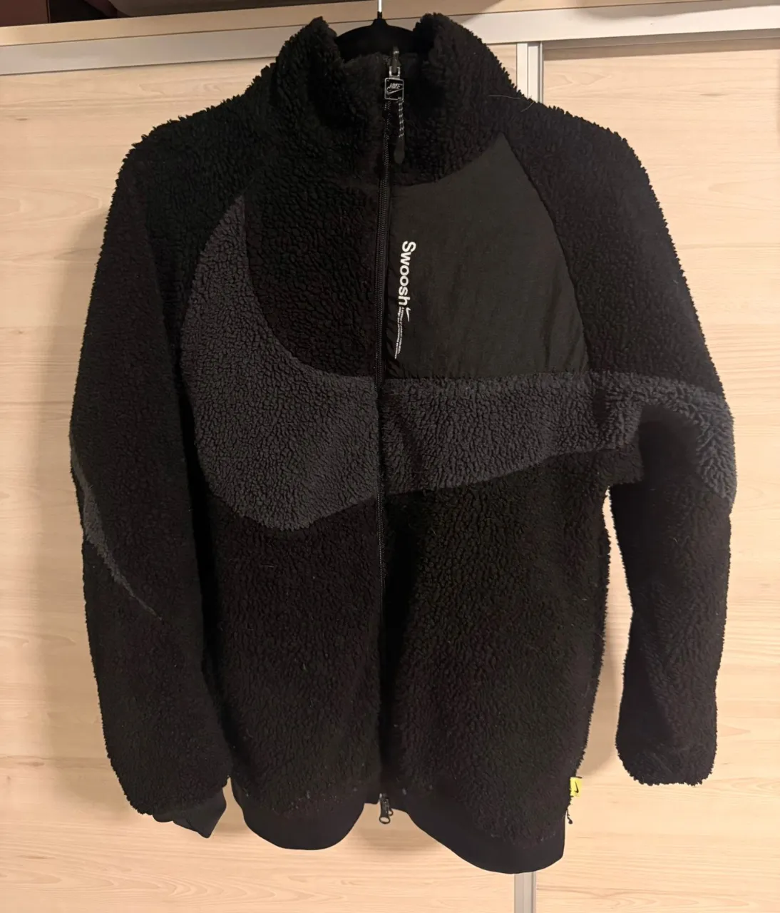 Campera REVERSIBLE negra de friza con logo grande de Nike en gris. Cierre completo y cuello alto. ORIGINAL TRAÍDA DE ASIA
