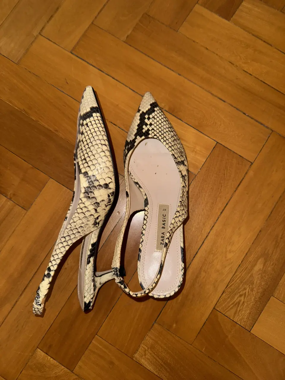 Zapatos VINTAGE ZARA SATC de taco bajo  con estampado de serpiente en blanco y negro. 