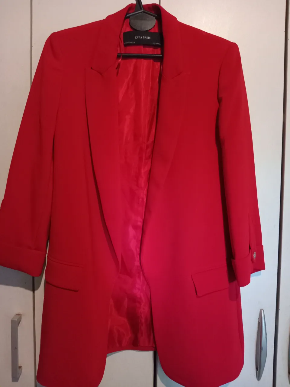 Blazer rojo de Zara Basic, con mangas 3/4 y botones en los puños. Ideal para un look elegante y moderno.