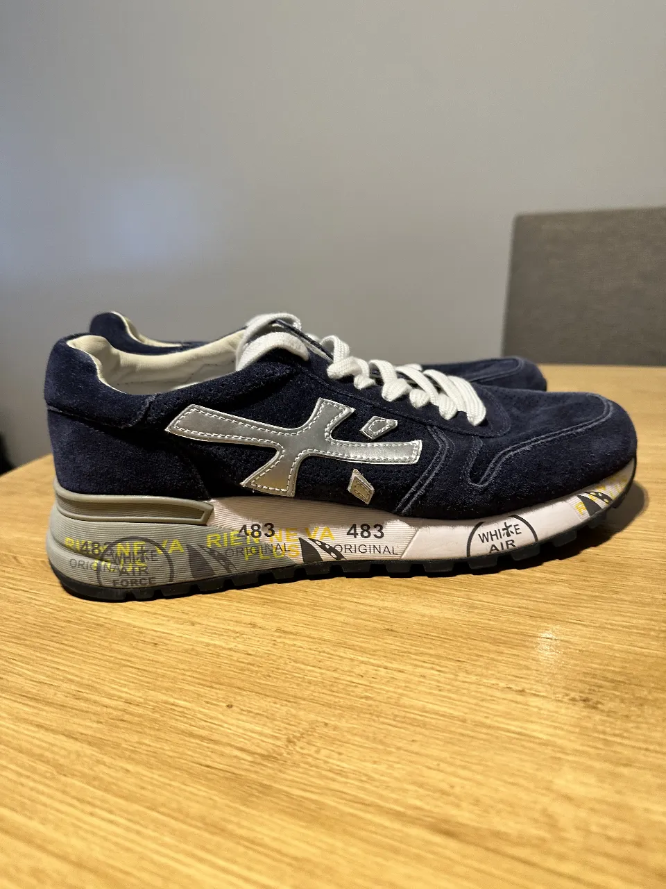 Zapatillas Premiata de hombre, color azul con detalles en blanco y gris. Talle 41.