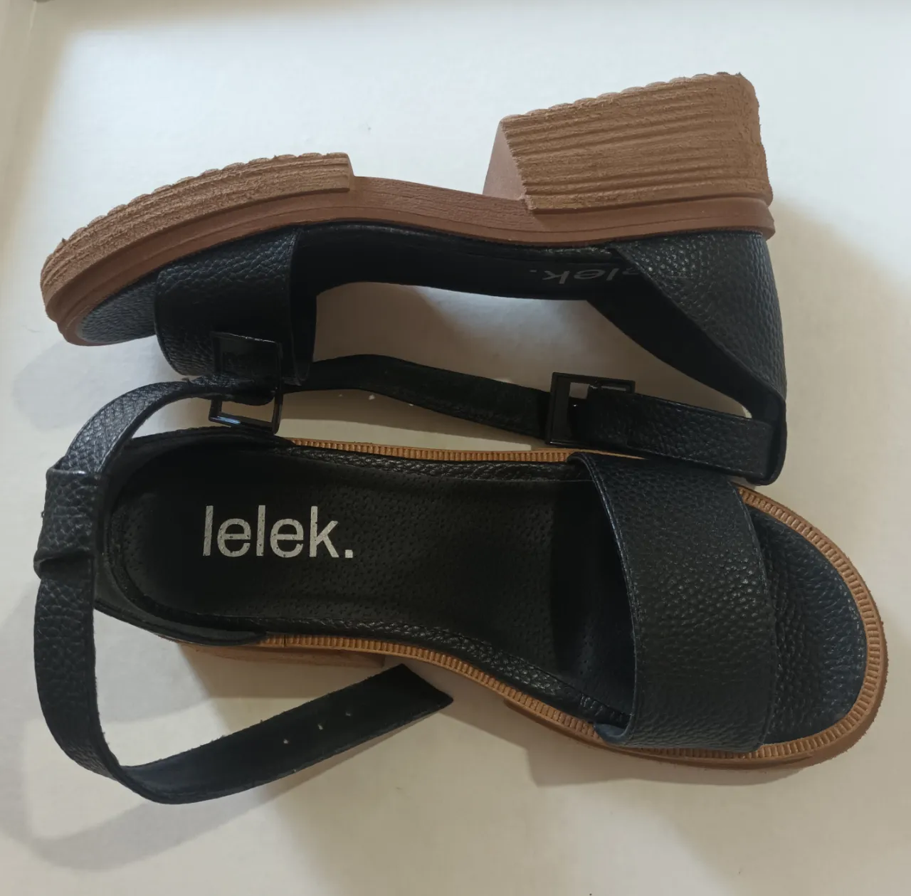 Sandalias negras con pulsera y taco bajo. Ideales para un look casual y cómodo.