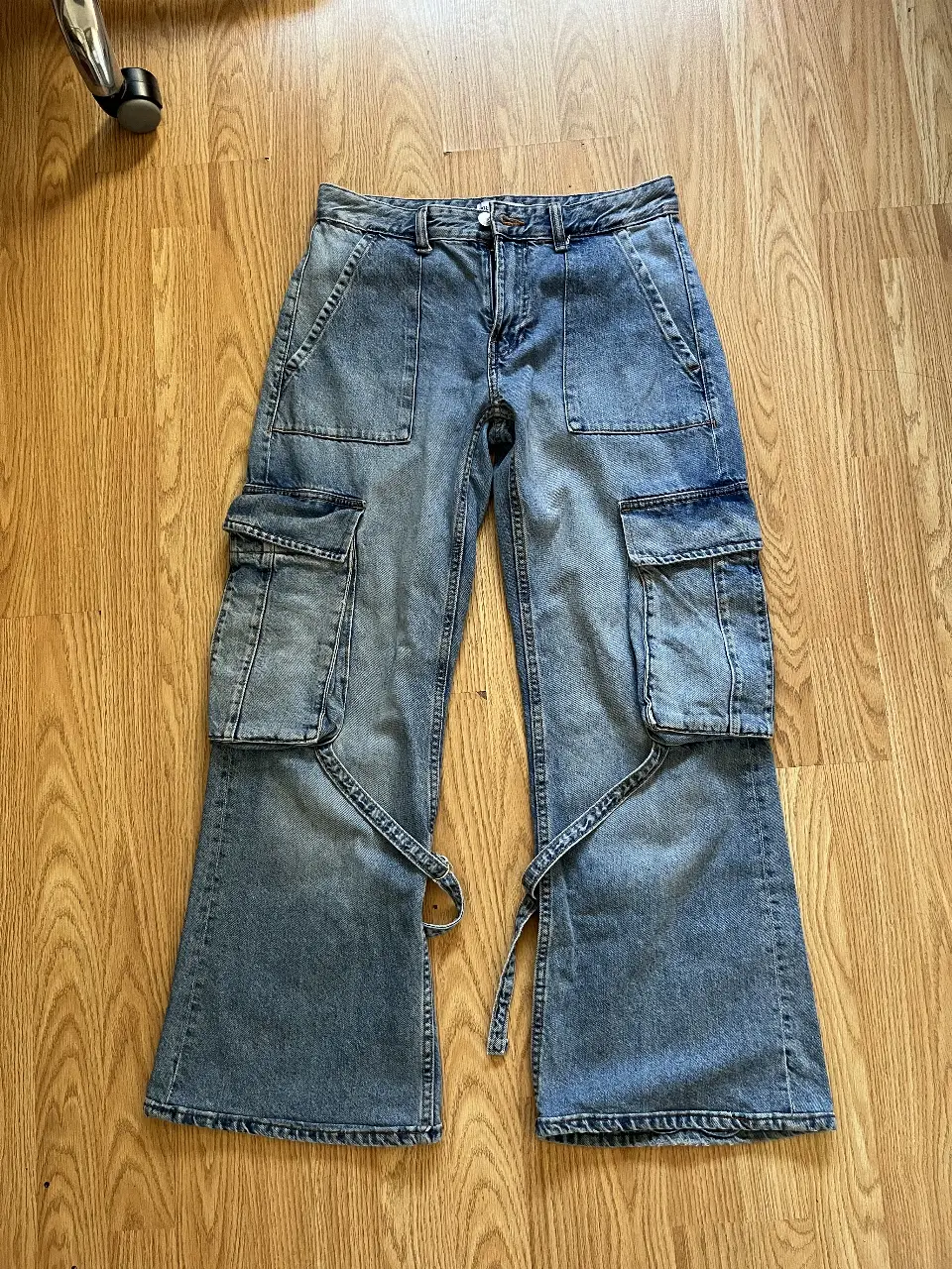 Pantalón cargo de jean azul, con bolsillos amplios. Ideal para un look utilitario y moderno.