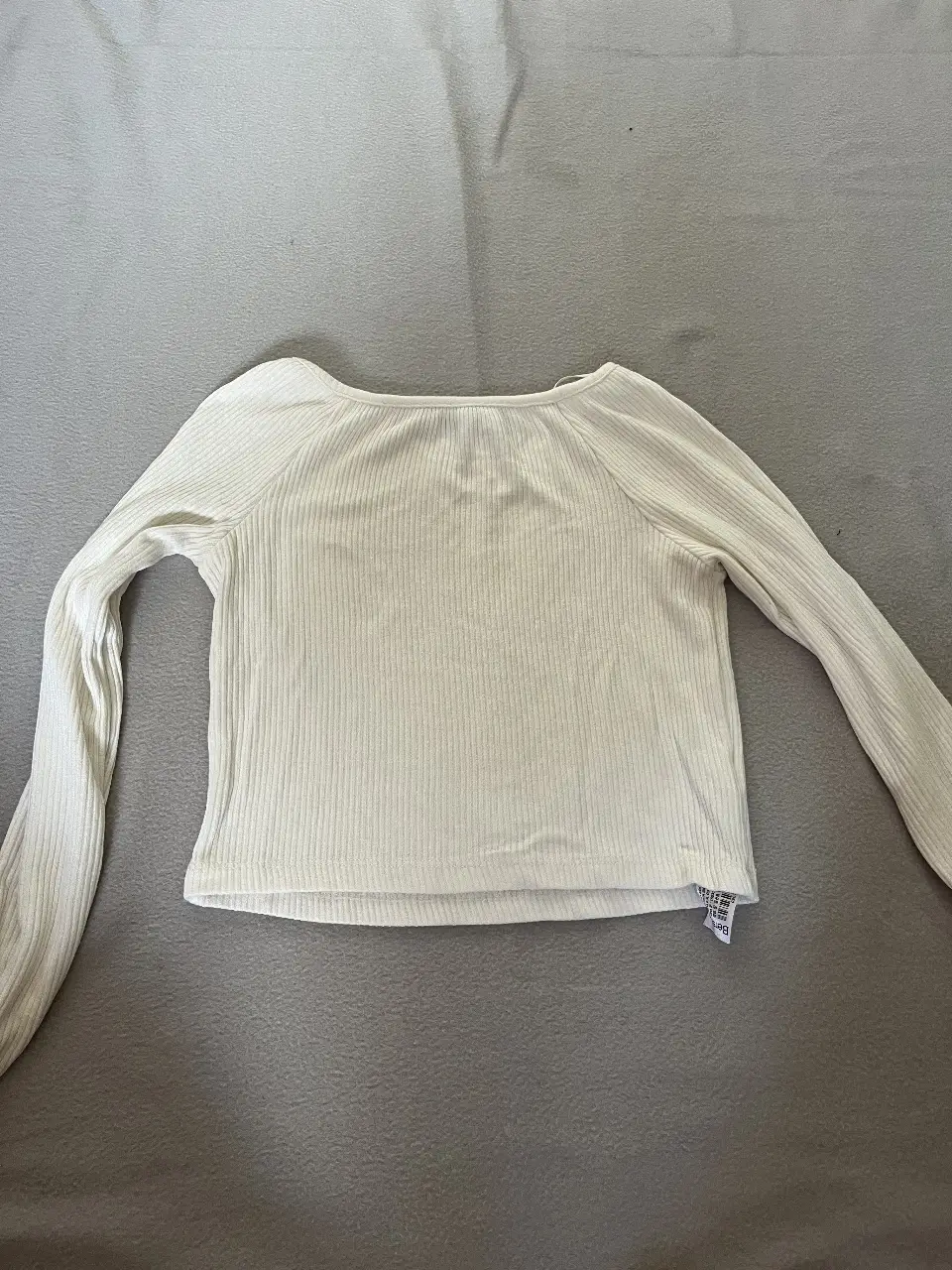 Remera manga larga de tejido acanalado, color blanco, de la marca Bershka, ideal para un look casual y cómodo. Es cortita