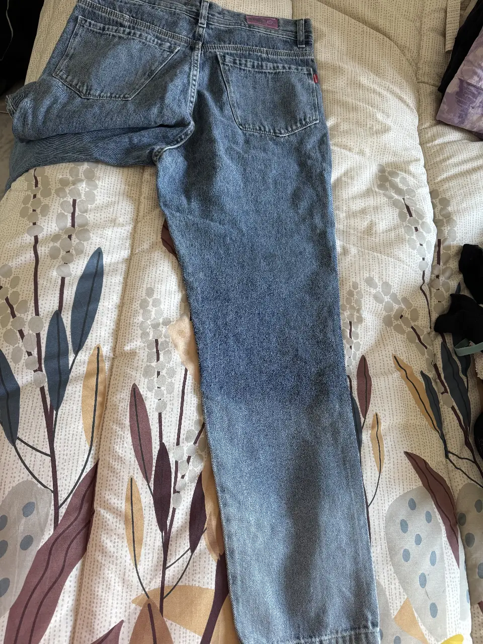 Jeans rectos de hombre, color azul, talle 42, de la marca KPRICHO'S. Industria Argentina.
