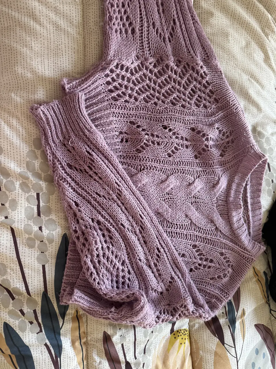 Sweater corto tejido en color lila con diseño calado. Ideal para un look casual y cómodo.
